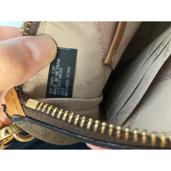 MICHAEL KORS LARGE BROWN, TAN SIGNATURE PRINT WRISTLET - Picture 10 of 11